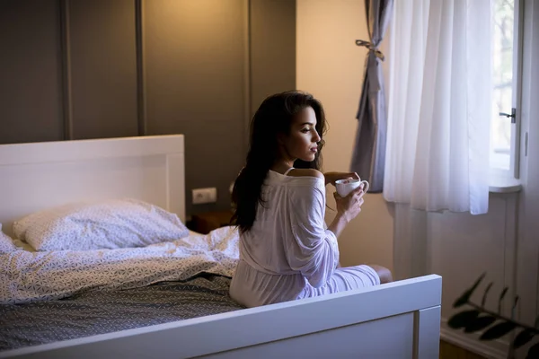 Aantrekkelijke Jonge Vrouw Zittend Een Bed Met Mok Slaapkamer — Stockfoto