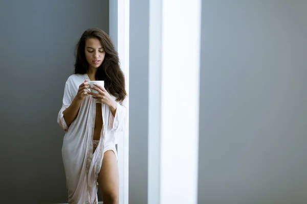 Retrato Mujer Joven Atractiva Con Taza Junto Ventana Dormitorio —  Fotos de Stock