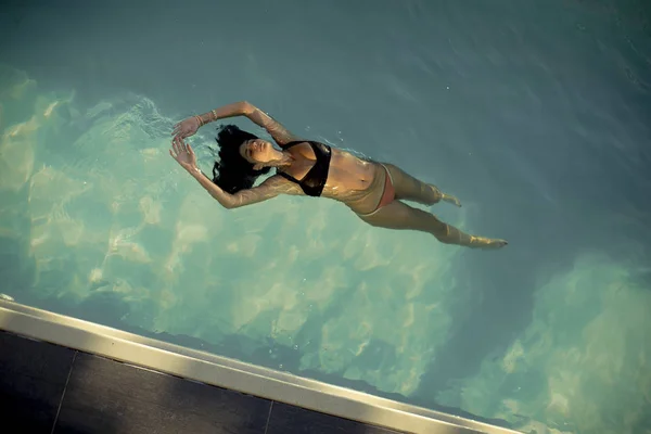 Vista Aérea Mujer Nadadora Flotando Piscina Día Verano —  Fotos de Stock