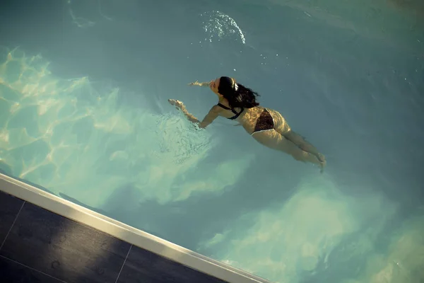 Letecký Pohled Plavání Ženy Plovoucí Bazénu Letní Den — Stock fotografie