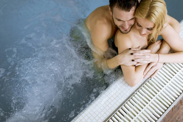 Amour Jeune Couple Détendre Dans Piscine Centre Spa — Photo