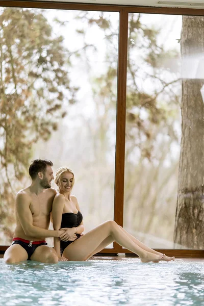 Amare Giovane Coppia Rilassarsi Nel Centro Benessere Bordo Piscina — Foto Stock