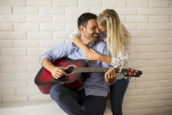 Amare Giovane Coppia Con Chitarra Camera Casa — Foto Stock