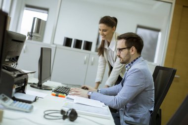 Genç insanların modern ofis çalışma grubu