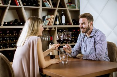 Genç mutlu çift romantik tarihte restoranda kadeh kırmızı şarap içmek