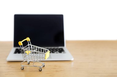 Alışveriş sepeti ile online alışveriş ve teslimat konsept dizüstü bilgisayar