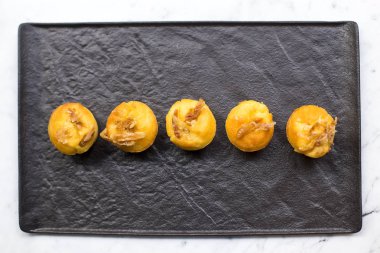 Proja, masanın üzerinde geleneksel Balkan Mısır ekmeği appertizer