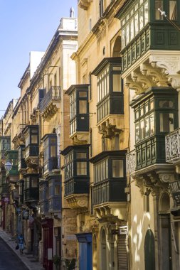 Başkent Malta'da Valetta'nın merkezinde eski güzel evler