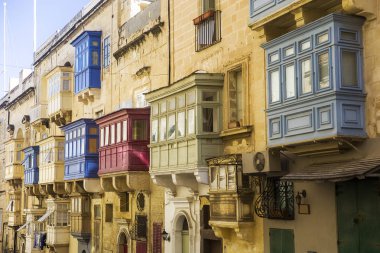 Başkent Malta'da Valetta'nın merkezinde eski güzel evler