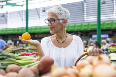 Soğan pazarında satın alma kadın kıdemli portresi