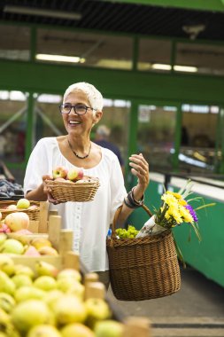 Taze organik elma pazarında ile üst düzey kadın