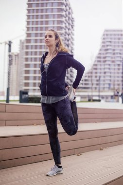 Kadın açık koşu önce germe gerçekleştirir