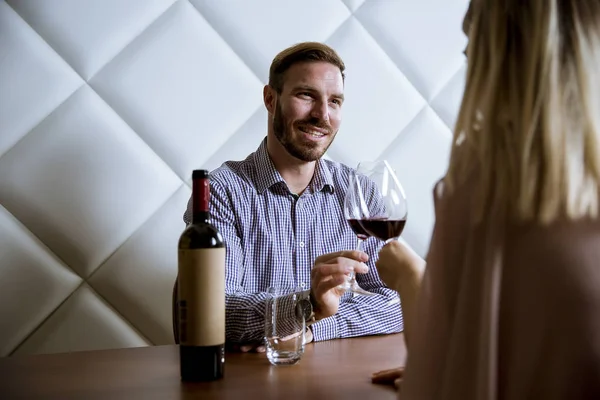 Genç Mutlu Çift Romantik Tarihte Restoranda Kadeh Kırmızı Şarap Içmek — Stok fotoğraf
