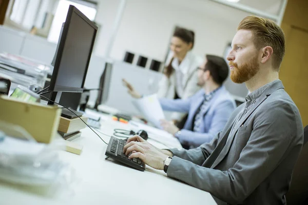 Grupp Unga Människor Som Arbetar Inom Det Moderna Kontoret — Stockfoto