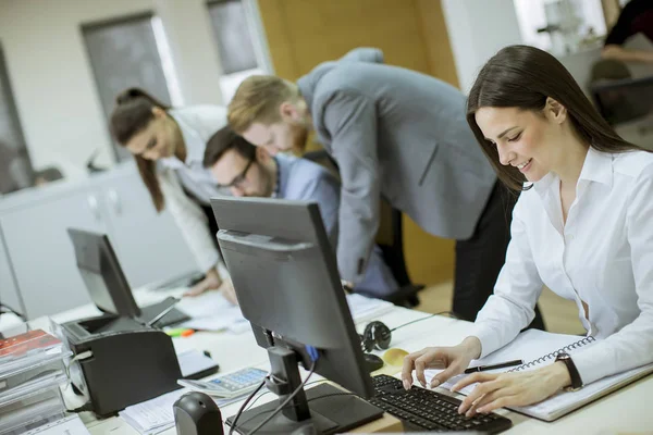 Grupo Jóvenes Que Trabajan Oficina Moderna —  Fotos de Stock