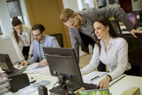 Grupo Jóvenes Que Trabajan Oficina Moderna — Foto de Stock