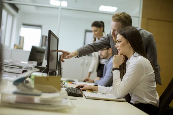 Grupo Jóvenes Que Trabajan Oficina Moderna — Foto de Stock