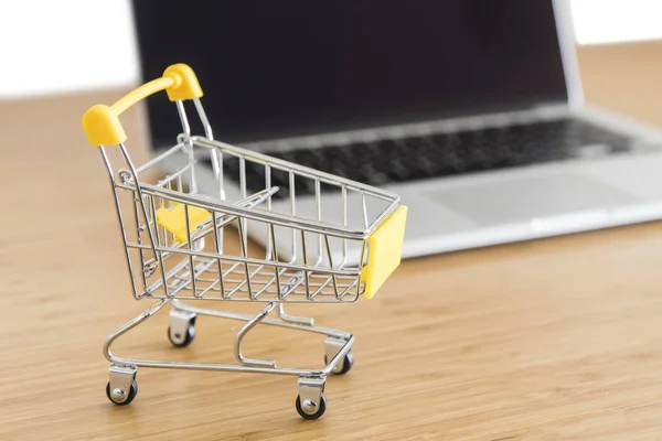 オンライン ショッピングと配信の概念のためのラップトップ コンピューターのショッピングカート — ストック写真