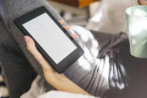 Young Woman Drinking Coffee Using Ebook Reader Sofa — Stock Photo, Image