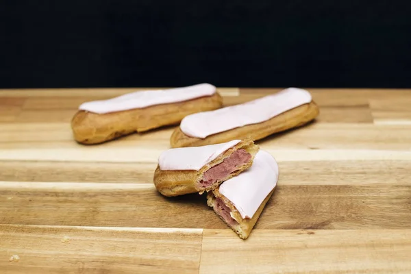 Gâteau Crémeux Croustillant Avec Chocolat Blanc Isplated Sur Fond Bois — Photo