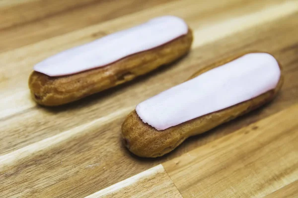 Eclair Krispiga Krämig Tårta Med Vit Choklad Isolerad Trä Bakgrund — Stockfoto