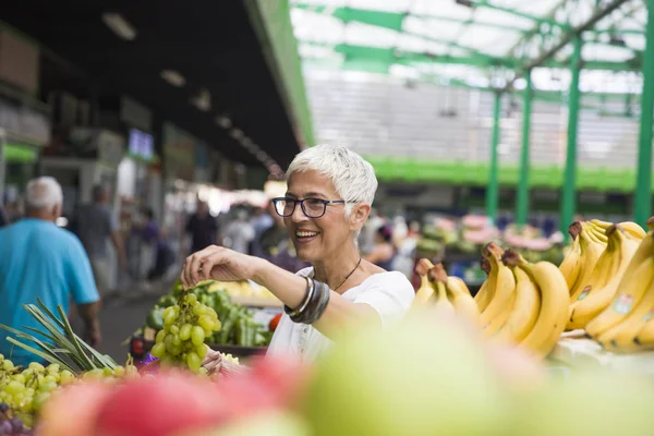 Portretul Unei Femei Vârstă Care Cumpără Fructe Piață — Fotografie, imagine de stoc