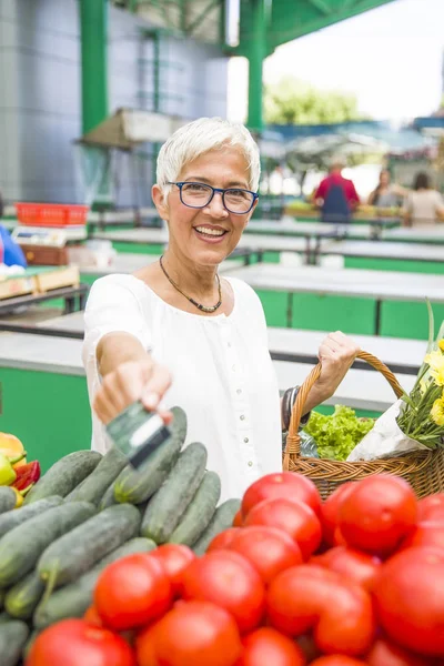 Porträt Einer Seniorin Hält Kreditkarte Auf Dem Markt — Stockfoto