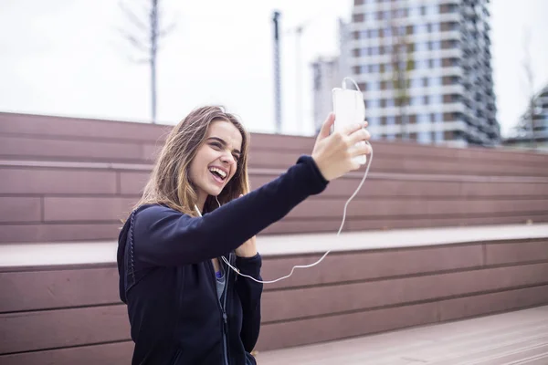 Jeune Femme Sportive Forme Écouter Musique Prendre Selfie Sur Téléphone — Photo