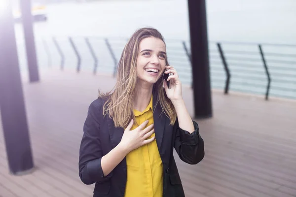 Retrato Joven Hombre Negocios Usando Teléfono Móvil Aire Libre — Foto de Stock