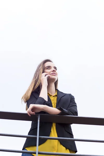 Joven Mujer Negocios Alegre Utiliza Teléfono Celular Calle —  Fotos de Stock