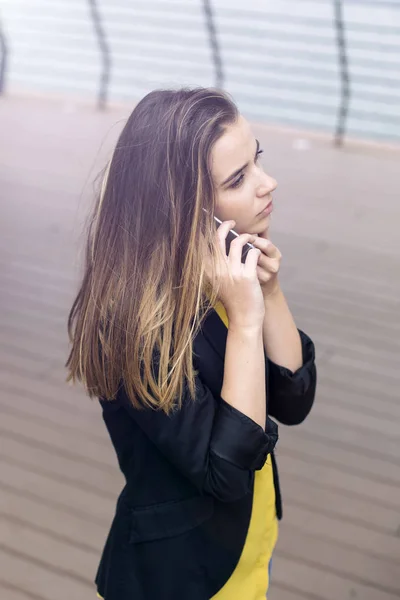 Молодая Веселая Деловая Женщина Пользуется Мобильным Телефоном Улице — стоковое фото