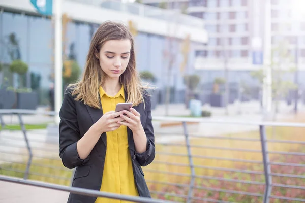 Jonge Zakenvrouw Messaging Mobiele Telefoon Buiten Met Kantoorgebouwen Achtergrond — Stockfoto