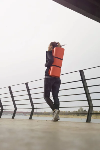 Mujer Fitness Caminando Con Alfombra Espalda Aire Libre —  Fotos de Stock