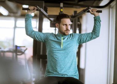 Yakışıklı atletik erkek sırt kasları pull up pompalama eğitim