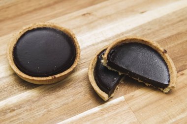 Tatlı taze koyu çikolata tart ahşap tablo
