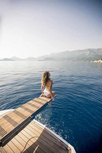 Ganska Ung Kvinna Avkopplande Båten Havet Solig Sommardag — Stockfoto