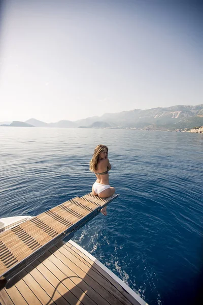 Mulher Muito Jovem Relaxando Iate Mar Dia Ensolarado Verão — Fotografia de Stock
