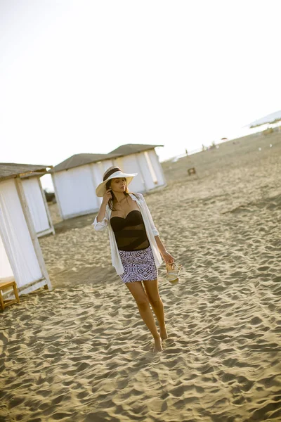 View Young Woman Posing Sandy Beach — Stock Photo, Image