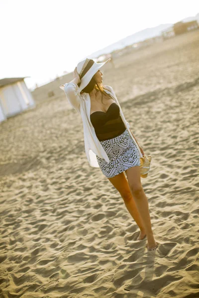 在沙滩上摆姿势的年轻女子的看法 — 图库照片