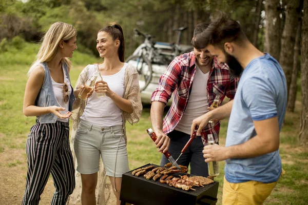 Gruppe Junger Leute Genießt Grillparty Der Natur — Stockfoto