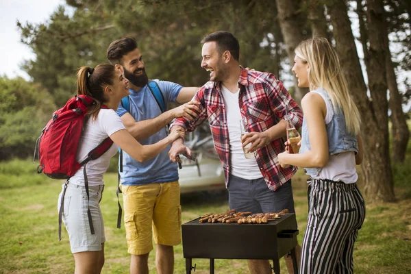 Młodych Ludzi Korzystających Grill Party Naturze — Zdjęcie stockowe