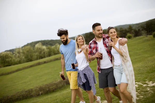 Felice Gruppo Amici Con Drink Divertirsi Sorridere Alla Natura Entro — Foto Stock