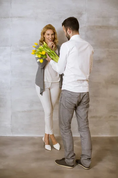 View Man Giving Bouquet Yellow Tulips His Girlfriend — Stock Photo, Image