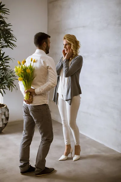 Ver Homem Dando Buquê Tulipas Amarelas Para Sua Namorada — Fotografia de Stock