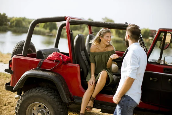 Junge Frau Und Mann Amüsieren Sich Sommertagen Freien Neben Auto — Stockfoto