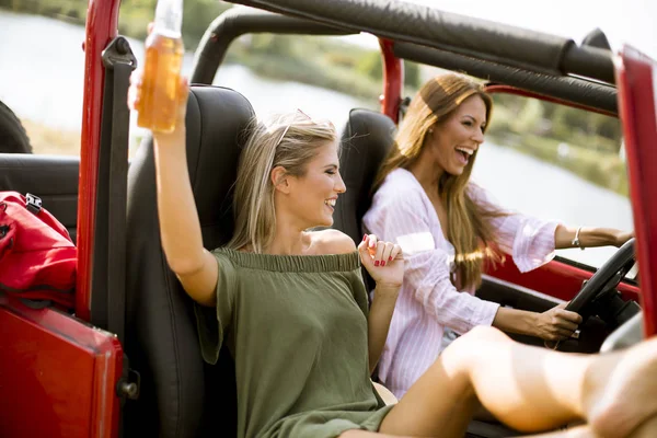 Jovens Mulheres Atraentes Divertindo Carro Conversível — Fotografia de Stock