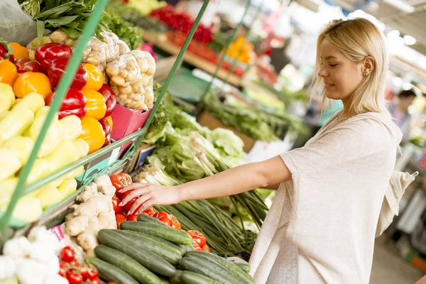 Zobacz Dość Młoda Kobieta Zakup Warzyw Rynku — Zdjęcie stockowe