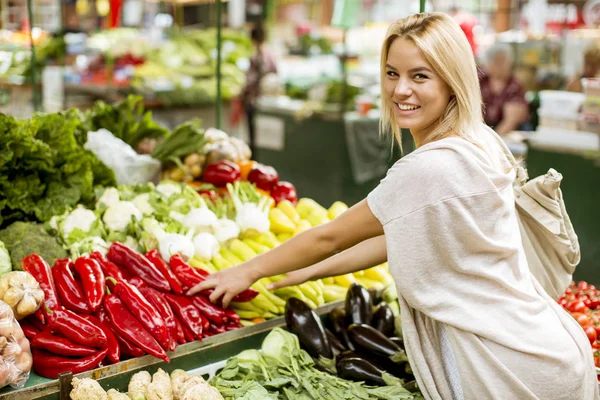 View Pretty Young Woman Buying Vegetables Market — Stock Photo, Image