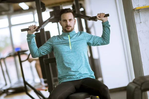 Bel Homme Athlétique Entraînement Pompage Vers Haut Les Muscles Dos — Photo