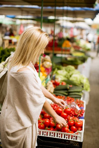 Visa Ganska Ung Kvinna Att Köpa Grönsaker Marknaden — Stockfoto